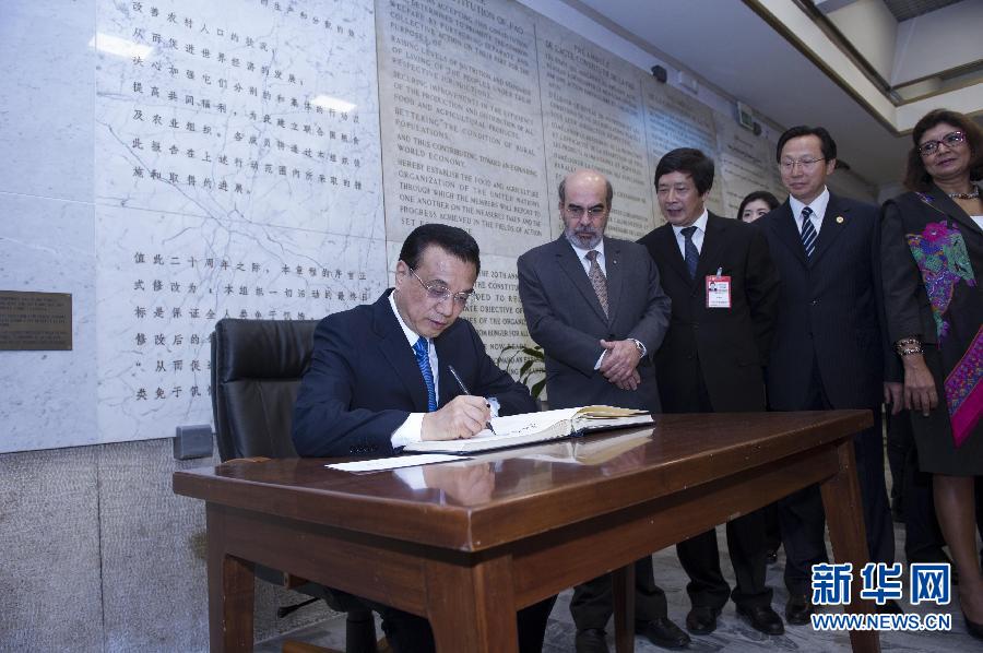 10月15日，中國國務院總理李克強在羅馬會見聯(lián)合國糧農(nóng)組織總干事格拉齊亞諾。這是李克強抵達后在貴賓簿上簽字。 新華社記者 王曄 攝