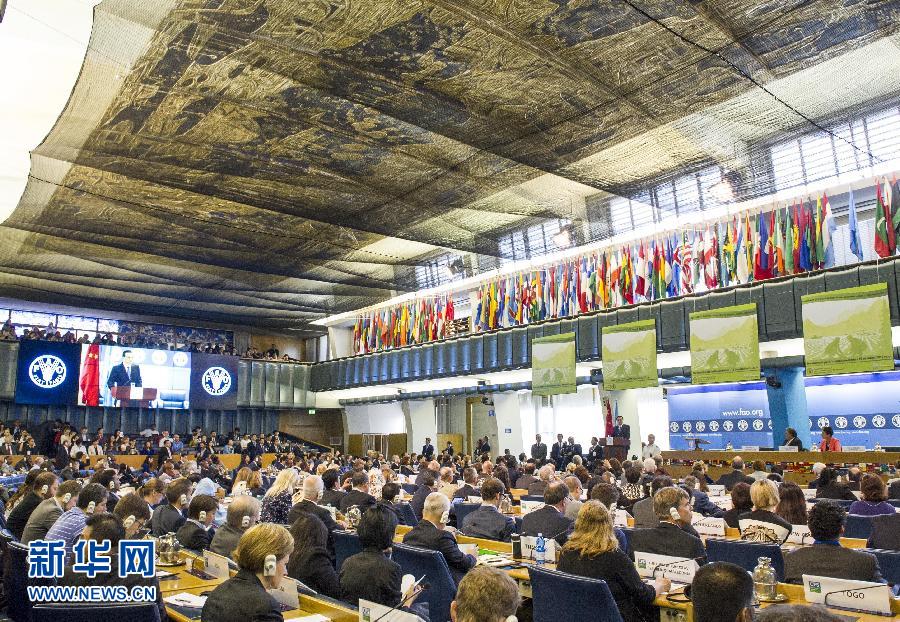 10月15日，中國(guó)國(guó)務(wù)院總理李克強(qiáng)在格拉齊亞諾總干事的陪同下在位于羅馬的聯(lián)合國(guó)糧農(nóng)組織總部發(fā)表演講。 新華社記者 王曄 攝 