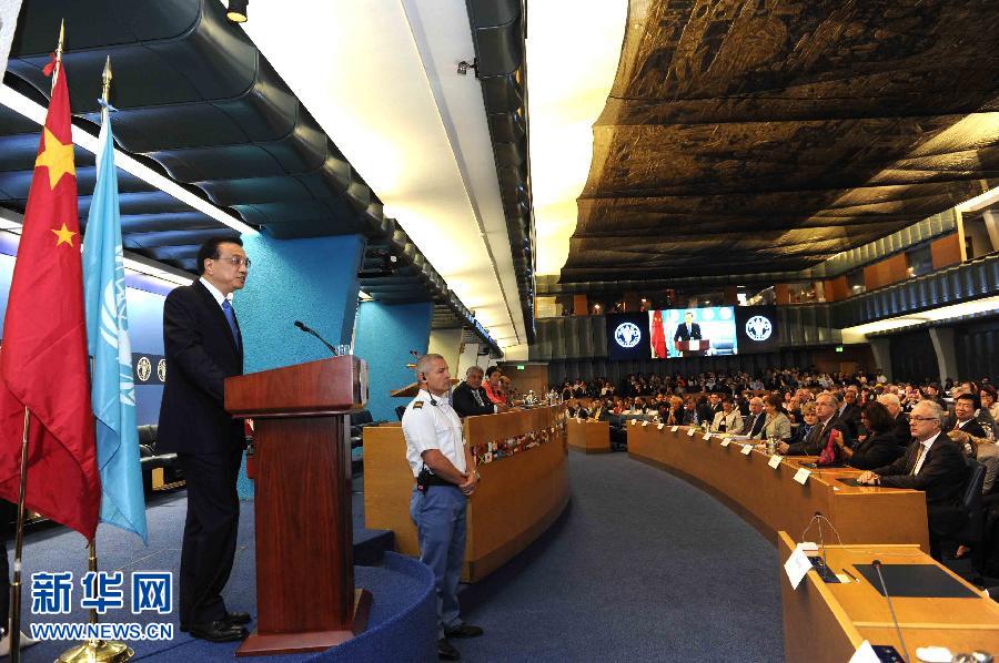 10月15日，中國(guó)國(guó)務(wù)院總理李克強(qiáng)在格拉齊亞諾總干事的陪同下在位于羅馬的聯(lián)合國(guó)糧農(nóng)組織總部發(fā)表演講。 新華社記者 饒愛(ài)民 攝 