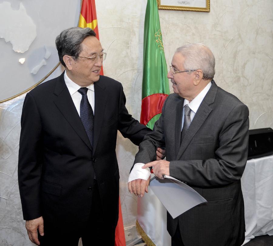 11月1日，正在阿爾及利亞進行正式友好訪問的全國政協(xié)主席俞正聲在阿爾及爾與阿民族院議長本&middot;薩拉赫舉行會談。這是俞正聲親切詢問本&middot;薩拉赫的手傷情況。新華社記者 張鐸 攝 