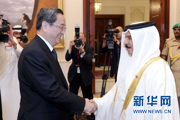 11月6日，正在巴林進(jìn)行正式友好訪問(wèn)的全國(guó)政協(xié)主席俞正聲在麥納麥會(huì)見(jiàn)巴林國(guó)王哈馬德。 新華社記者 張鐸 攝