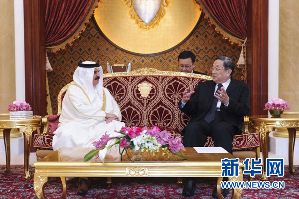 11月6日，正在巴林進(jìn)行正式友好訪問(wèn)的全國(guó)政協(xié)主席俞正聲在麥納麥會(huì)見(jiàn)巴林國(guó)王哈馬德。 新華社記者 張鐸 攝