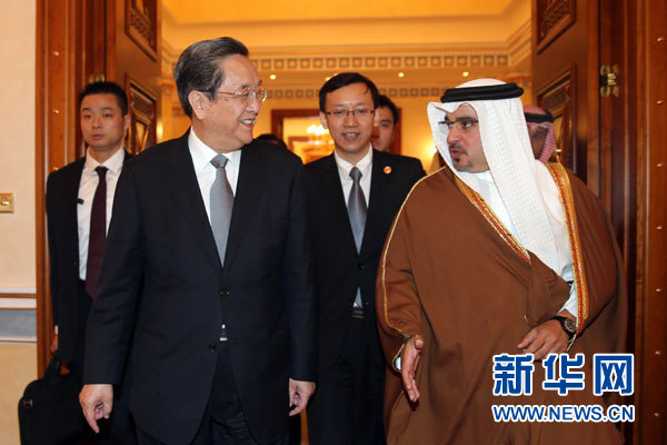 11月6日，正在巴林進(jìn)行正式友好訪問(wèn)的全國(guó)政協(xié)主席俞正聲在麥納麥會(huì)見(jiàn)巴林王儲(chǔ)薩勒曼。 新華社記者劉衛(wèi)兵攝