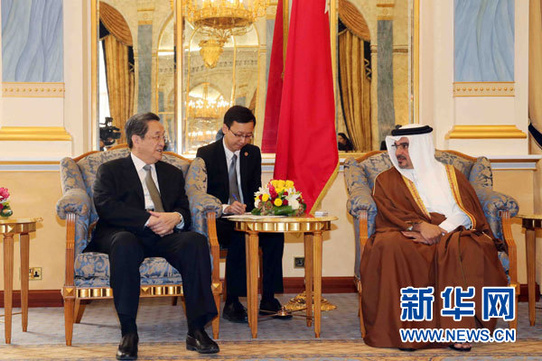 11月6日，正在巴林進(jìn)行正式友好訪問(wèn)的全國(guó)政協(xié)主席俞正聲在麥納麥會(huì)見(jiàn)巴林王儲(chǔ)薩勒曼。 新華社記者劉衛(wèi)兵攝