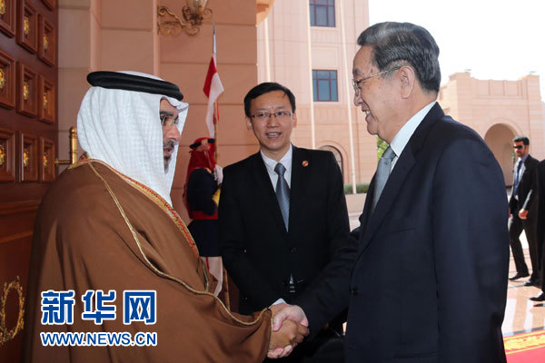 11月6日，正在巴林進(jìn)行正式友好訪問(wèn)的全國(guó)政協(xié)主席俞正聲在麥納麥會(huì)見(jiàn)巴林王儲(chǔ)薩勒曼。 新華社記者劉衛(wèi)兵攝