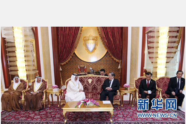 11月6日，正在巴林進(jìn)行正式友好訪問(wèn)的全國(guó)政協(xié)主席俞正聲在麥納麥會(huì)見(jiàn)巴林國(guó)王哈馬德。 新華社記者 張鐸 攝
