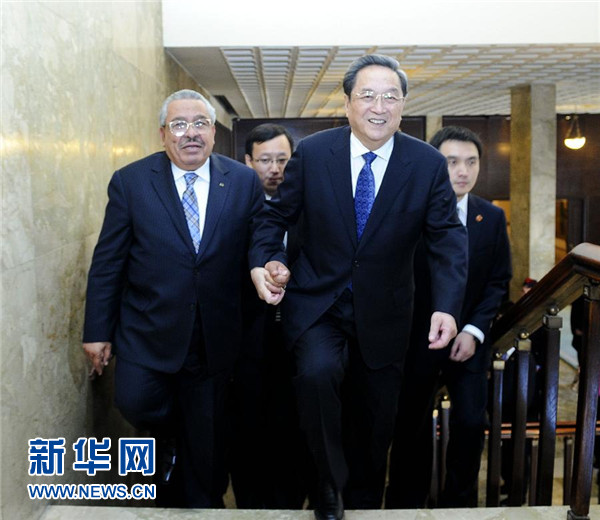 11月9日，正在約旦進行正式友好訪問的全國政協(xié)主席俞正聲在安曼與約旦參議長拉瓦比德進行會談。這是會談前，俞正聲與拉瓦比德攜手步入會場。新華社記者 張鐸 攝 