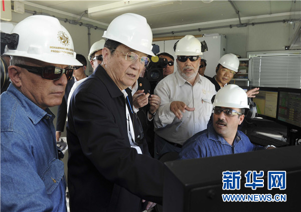 11月8日，正在約旦進行正式友好訪問的全國政協(xié)主席俞正聲在安曼參觀阿拉伯鉀肥公司。這是俞正聲在采鹽船上仔細詢問開采情況。 新華社記者 張鐸 攝