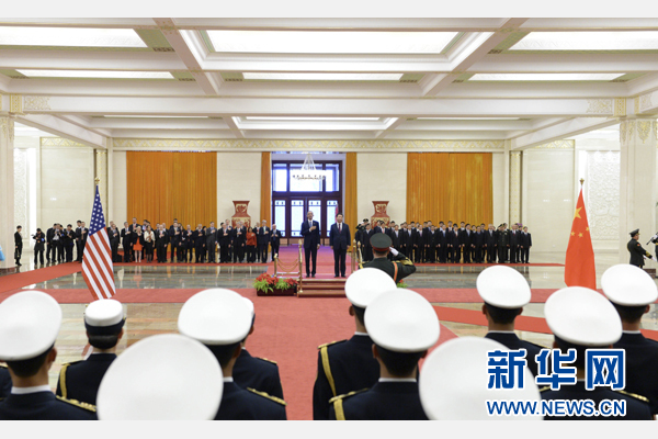 11月12日，國(guó)家主席習(xí)近平在北京人民大會(huì)堂舉行歡迎儀式，歡迎美國(guó)總統(tǒng)奧巴馬對(duì)中國(guó)進(jìn)行國(guó)事訪問(wèn)。 新華社記者 馬占成 攝