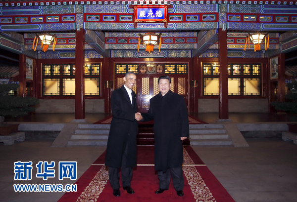 11月11日晚，國(guó)家主席習(xí)近平在中南海同美國(guó)總統(tǒng)奧巴馬舉行會(huì)晤。這是兩國(guó)元首在瀛臺(tái)涵元殿前握手。 新華社記者鞠鵬攝