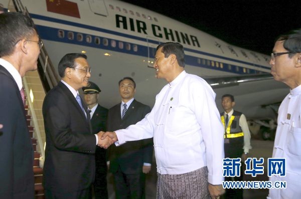 這是李克強在機場受到緬甸政府高級官員熱情迎接。新華社記者鞠鵬攝