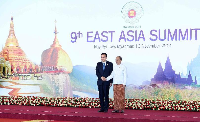 11月13日，中國(guó)國(guó)務(wù)院總理李克強(qiáng)在內(nèi)比都出席第九屆東亞峰會(huì)并發(fā)言。這是峰會(huì)開始前，東盟輪值主席國(guó)緬甸聯(lián)邦共和國(guó)總統(tǒng)吳登盛迎接李克強(qiáng)總理。新華社記者 李濤 攝 