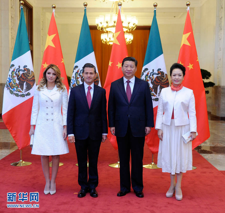 11月13日，國(guó)家主席習(xí)近平在北京人民大會(huì)堂北大廳舉行儀式，歡迎墨西哥總統(tǒng)培尼亞對(duì)中國(guó)進(jìn)行國(guó)事訪問(wèn)。這是習(xí)近平和夫人彭麗媛同培尼亞夫婦合影。 新華社記者 張鐸 攝