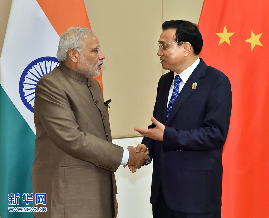 11月13日，中國國務(wù)院總理李克強(qiáng)在緬甸內(nèi)比都會見印度總理莫迪。 新華社記者 李濤 攝