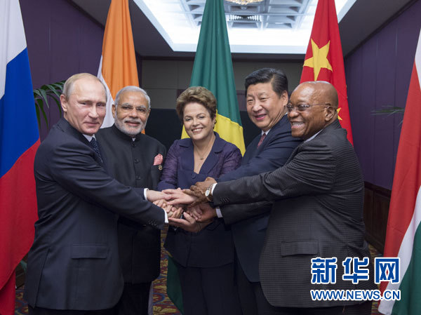 11月15日，金磚國家領(lǐng)導(dǎo)人非正式會晤在澳大利亞布里斯班舉行，中國國家主席習近平、巴西總統(tǒng)羅塞夫、俄羅斯總統(tǒng)普京、印度總理莫迪、南非總統(tǒng)祖馬出席。這是五國領(lǐng)導(dǎo)人在會晤前合影。新華社記者李學仁攝