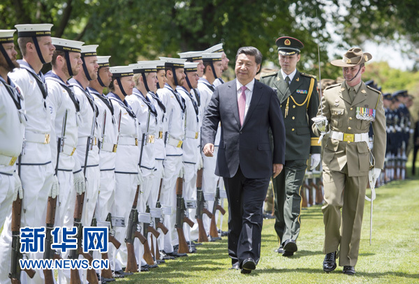 11月17日，中國(guó)國(guó)家主席習(xí)近平在堪培拉會(huì)見(jiàn)澳大利亞總督科斯格羅夫。會(huì)見(jiàn)前，科斯格羅夫在總督府草坪為習(xí)近平舉行隆重歡迎儀式。新華社記者謝環(huán)馳 攝 