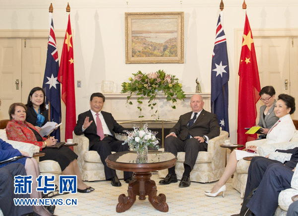 11月17日，中國(guó)國(guó)家主席習(xí)近平在堪培拉會(huì)見(jiàn)澳大利亞總督科斯格羅夫。會(huì)見(jiàn)前，科斯格羅夫在總督府草坪為習(xí)近平舉行隆重歡迎儀式。習(xí)近平和夫人彭麗媛抵達(dá)時(shí)，受到科斯格羅夫總督夫婦熱情迎接。新華社記者黃敬文 攝 