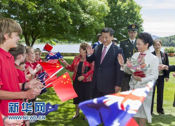 11月17日，中國(guó)國(guó)家主席習(xí)近平在堪培拉會(huì)見(jiàn)澳大利亞總督科斯格羅夫。會(huì)見(jiàn)前，科斯格羅夫在總督府草坪為習(xí)近平舉行隆重歡迎儀式。習(xí)近平和夫人彭麗媛抵達(dá)時(shí)，受到科斯格羅夫總督夫婦熱情迎接。新華社記者謝環(huán)馳 攝 