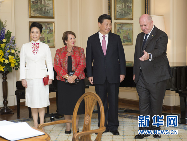 11月17日，中國(guó)國(guó)家主席習(xí)近平在堪培拉會(huì)見(jiàn)澳大利亞總督科斯格羅夫。會(huì)見(jiàn)前，科斯格羅夫在總督府草坪為習(xí)近平舉行隆重歡迎儀式。習(xí)近平和夫人彭麗媛抵達(dá)時(shí)，受到科斯格羅夫總督夫婦熱情迎接。新華社記者黃敬文 攝 