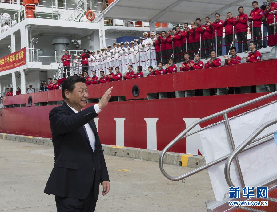 11月18日，正在澳大利亞塔斯馬尼亞州首府霍巴特訪問(wèn)的中國(guó)國(guó)家主席習(xí)近平在澳大利亞總理阿博特陪同下參觀南極科考項(xiàng)目并慰問(wèn)兩國(guó)科考人員。這是習(xí)近平在霍巴特港看望正在這里補(bǔ)給的&ldquo;雪龍&rdquo;號(hào)全體科考人員。新華社記者李學(xué)仁攝 