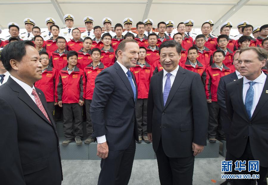 11月18日，正在澳大利亞塔斯馬尼亞州首府霍巴特訪問(wèn)的中國(guó)國(guó)家主席習(xí)近平在澳大利亞總理阿博特陪同下參觀南極科考項(xiàng)目并慰問(wèn)兩國(guó)科考人員。新華社記者李學(xué)仁攝 