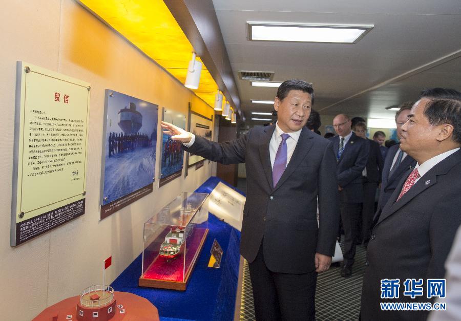 這是習(xí)近平參觀中國(guó)極地考察30周年圖片展。新華社記者李學(xué)仁攝 