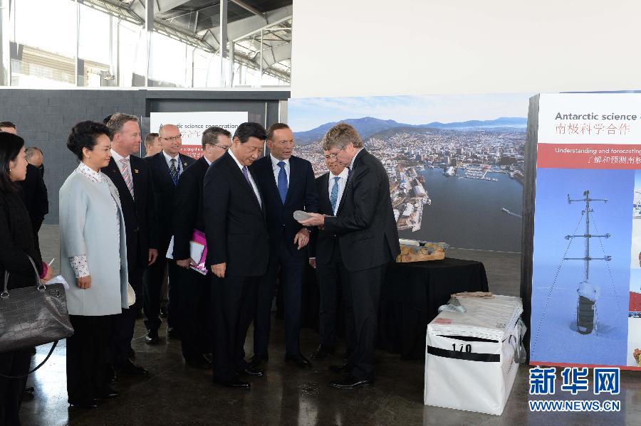這是習(xí)近平和阿博特觀看采集的冰樣。新華社記者 馬占成 攝 