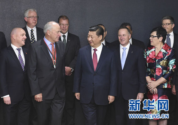 11月21日，中國國家主席習近平在奧克蘭和新西蘭總理約翰&middot;基共同出席中國－新西蘭市長論壇啟動儀式，并在啟動儀式后會見&ldquo;新中關(guān)系促進委員會&rdquo;主要成員。新華社記者馬占成攝