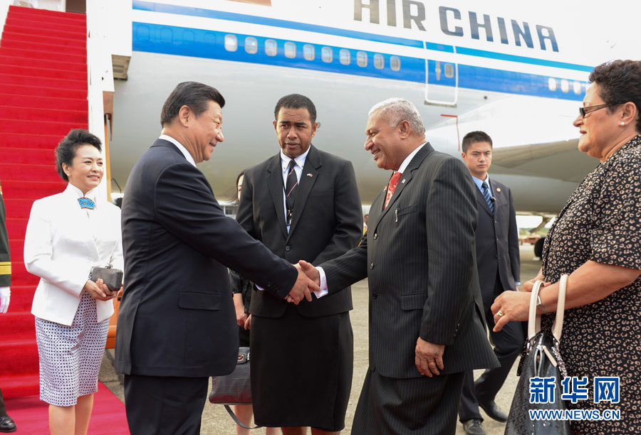 11月21日，國(guó)家主席習(xí)近平抵達(dá)楠迪，開(kāi)始對(duì)斐濟(jì)進(jìn)行國(guó)事訪問(wèn)并將同太平洋建交島國(guó)領(lǐng)導(dǎo)人舉行會(huì)晤。斐濟(jì)總理姆拜尼馬拉馬夫婦在舷梯旁迎接習(xí)近平和夫人彭麗媛。新華社記者李學(xué)仁攝 