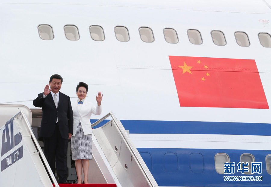 11月21日，國(guó)家主席習(xí)近平抵達(dá)楠迪，開(kāi)始對(duì)斐濟(jì)進(jìn)行國(guó)事訪問(wèn)并將同太平洋建交島國(guó)領(lǐng)導(dǎo)人舉行會(huì)晤。 這是習(xí)近平和夫人彭麗媛步出機(jī)艙。新華社記者丁林?jǐn)z 