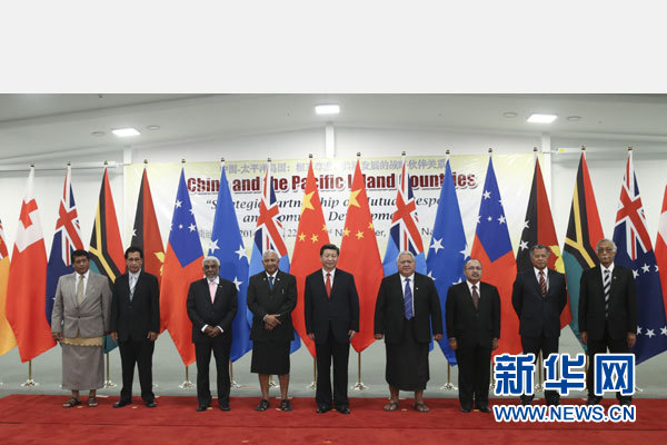 11月22日，國(guó)家主席習(xí)近平在楠迪同斐濟(jì)總理姆拜尼馬拉馬、密克羅尼西亞聯(lián)邦總統(tǒng)莫里、薩摩亞總理圖伊拉埃帕、巴布亞新幾內(nèi)亞總理奧尼爾、瓦努阿圖總理納圖曼、庫(kù)克群島總理普納、湯加首相圖伊瓦卡諾、紐?？偫硭忍窖髰u國(guó)領(lǐng)導(dǎo)人舉行集體會(huì)晤。姚大偉攝