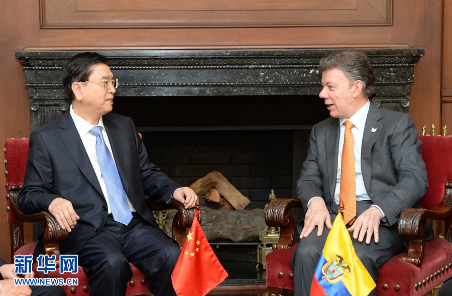 11月24日，正在哥倫比亞進(jìn)行正式友好訪問(wèn)的全國(guó)人大常委會(huì)委員長(zhǎng)張德江在波哥大會(huì)見哥倫比亞總統(tǒng)桑托斯。 新華社記者 劉建生 攝