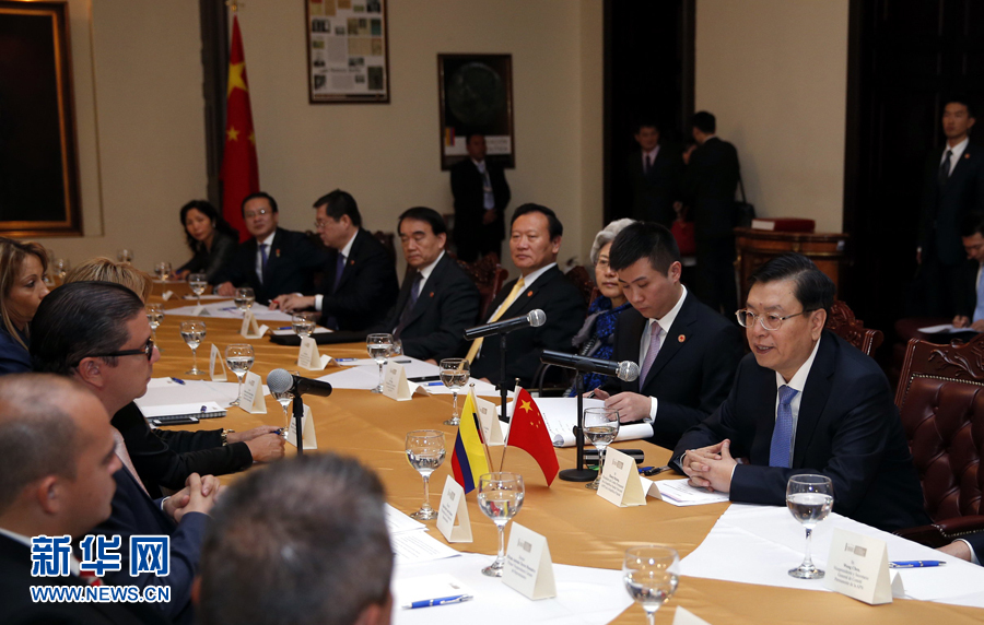 11月24日，正在哥倫比亞進(jìn)行正式友好訪問(wèn)的全國(guó)人大常委會(huì)委員長(zhǎng)張德江在波哥大與哥倫比亞眾議長(zhǎng)阿明舉行會(huì)談。 新華社記者 鞠鵬 攝 