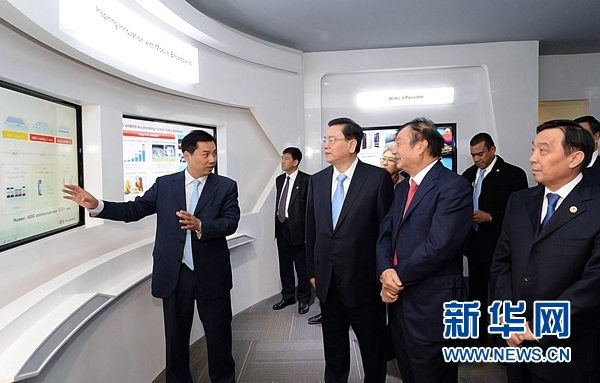 11月26日，正在墨西哥進(jìn)行正式友好訪問的全國(guó)人大常委會(huì)委員長(zhǎng)張德江在墨西哥城視察華為公司拉美北地區(qū)部。 新華社記者劉建生攝