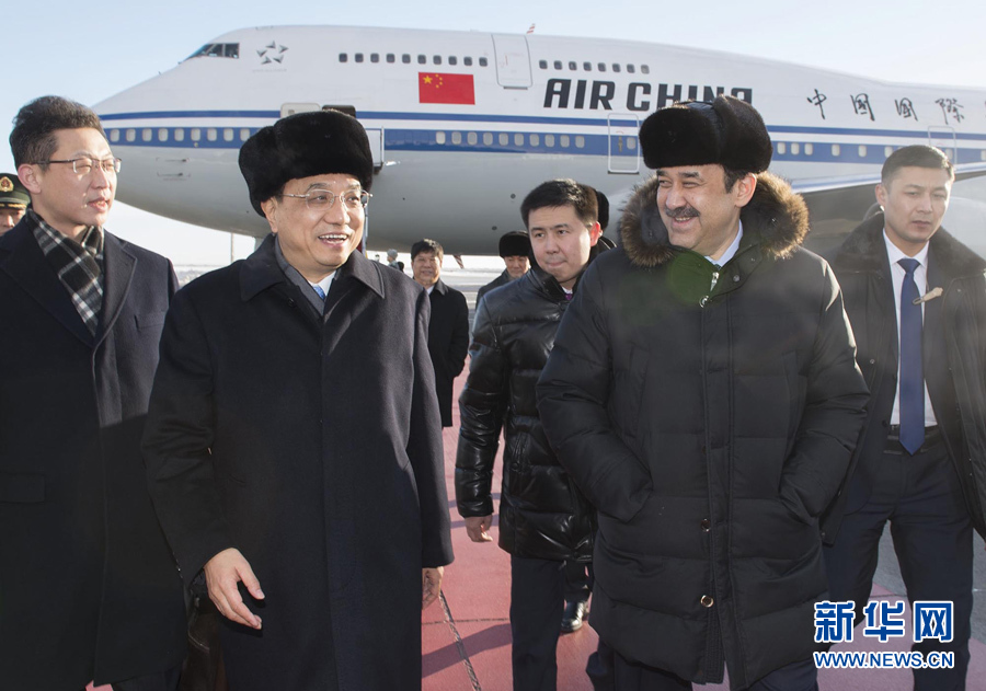  12月14日，應(yīng)哈薩克斯坦共和國(guó)總理馬西莫夫邀請(qǐng)，國(guó)務(wù)院總理李克強(qiáng)乘專機(jī)抵達(dá)阿斯塔納國(guó)際機(jī)場(chǎng)，開(kāi)始對(duì)哈薩克斯坦進(jìn)行正式訪問(wèn)，舉行中哈總理第二次定期會(huì)晤，并出席上海合作組織成員國(guó)政府首腦理事會(huì)第十三次會(huì)議。這是馬西莫夫到機(jī)場(chǎng)迎接李克強(qiáng)。新華社記者 黃敬文 攝 