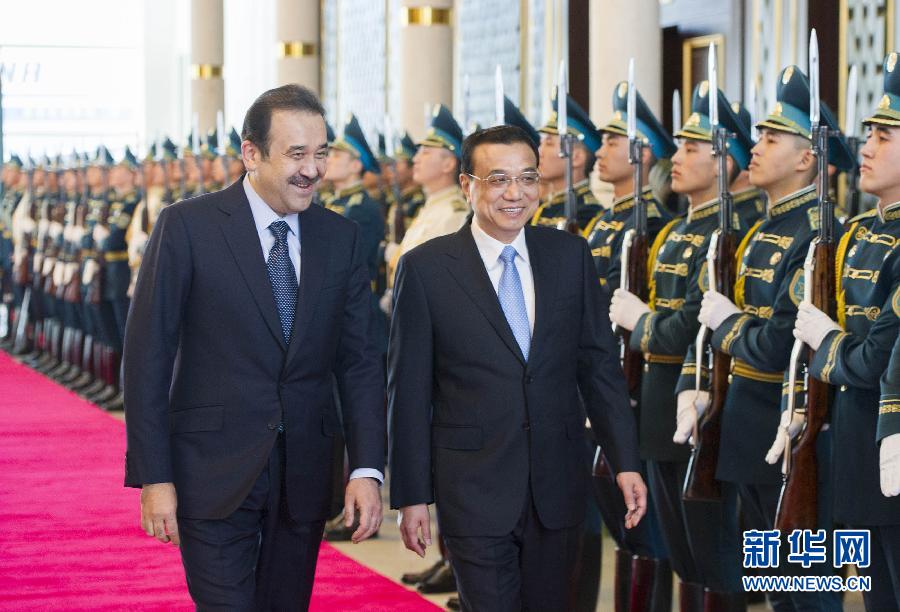 12月14日，應(yīng)哈薩克斯坦共和國(guó)總理馬西莫夫邀請(qǐng)，國(guó)務(wù)院總理李克強(qiáng)乘專機(jī)抵達(dá)阿斯塔納國(guó)際機(jī)場(chǎng)，開(kāi)始對(duì)哈薩克斯坦進(jìn)行正式訪問(wèn)，舉行中哈總理第二次定期會(huì)晤，并出席上海合作組織成員國(guó)政府首腦理事會(huì)第十三次會(huì)議。馬西莫夫到機(jī)場(chǎng)迎接李克強(qiáng)，并舉行隆重的歡迎儀式。新華社記者 黃敬文 攝