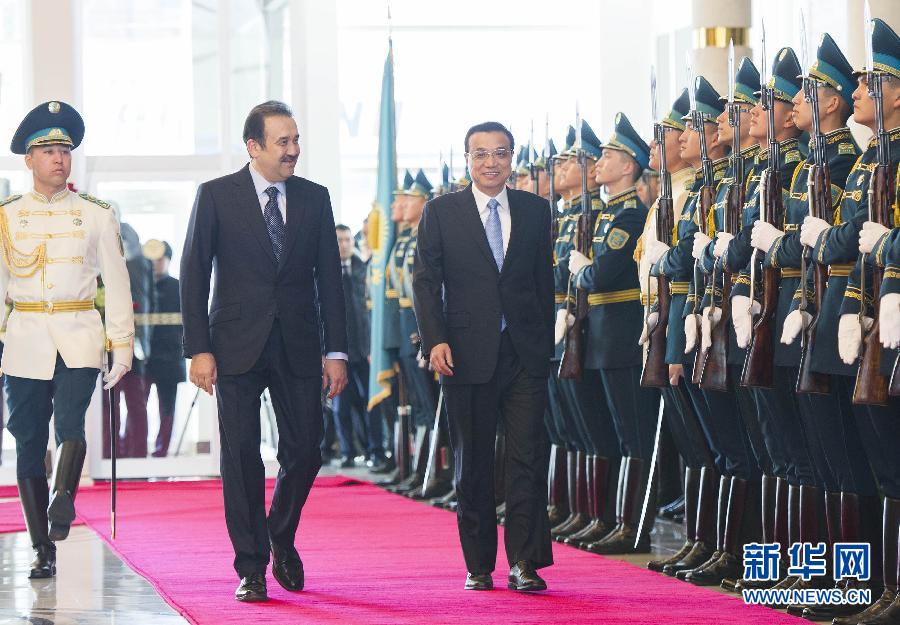 12月14日，應(yīng)哈薩克斯坦共和國(guó)總理馬西莫夫邀請(qǐng)，國(guó)務(wù)院總理李克強(qiáng)乘專機(jī)抵達(dá)阿斯塔納國(guó)際機(jī)場(chǎng)，開(kāi)始對(duì)哈薩克斯坦進(jìn)行正式訪問(wèn)，舉行中哈總理第二次定期會(huì)晤，并出席上海合作組織成員國(guó)政府首腦理事會(huì)第十三次會(huì)議。馬西莫夫到機(jī)場(chǎng)迎接李克強(qiáng)，并舉行隆重的歡迎儀式。新華社記者 黃敬文 攝