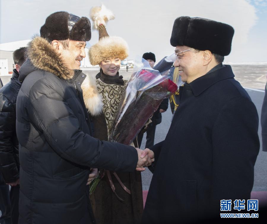 12月14日，應(yīng)哈薩克斯坦共和國(guó)總理馬西莫夫邀請(qǐng)，國(guó)務(wù)院總理李克強(qiáng)乘專機(jī)抵達(dá)阿斯塔納國(guó)際機(jī)場(chǎng)，開(kāi)始對(duì)哈薩克斯坦進(jìn)行正式訪問(wèn)，舉行中哈總理第二次定期會(huì)晤，并出席上海合作組織成員國(guó)政府首腦理事會(huì)第十三次會(huì)議。這是馬西莫夫到機(jī)場(chǎng)迎接李克強(qiáng)。新華社記者 黃敬文 攝