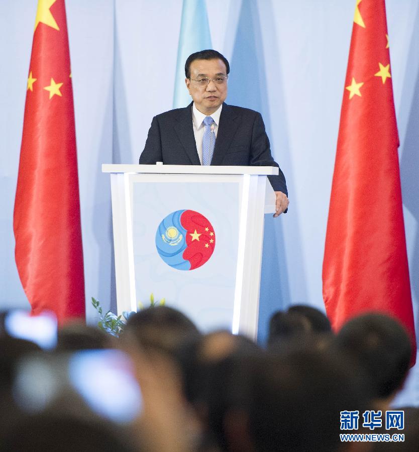  12月14日，國務(wù)院總理李克強(qiáng)在阿斯塔納同哈薩克斯坦總理馬西莫夫共同出席中哈企業(yè)家委員會第二次會議。這是李克強(qiáng)總理在會議上致辭。新華社記者 黃敬文 攝 