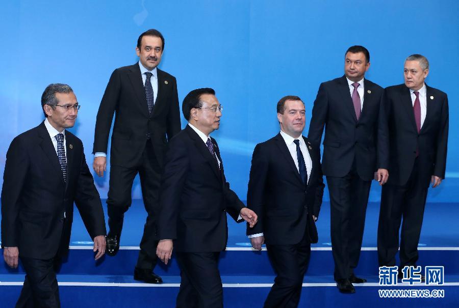 12月15日，中國國務院總理李克強在阿斯塔納出席上海合作組織成員國政府首腦理事會第十三次會議。這是與會領導人集體合影后走向會場。新華社記者 龐興雷 攝 