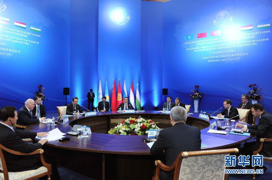12月15日，中國國務(wù)院總理李克強(qiáng)在阿斯塔納出席上海合作組織成員國政府首腦理事會(huì)第十三次會(huì)議。 新華社記者 饒愛民 攝 