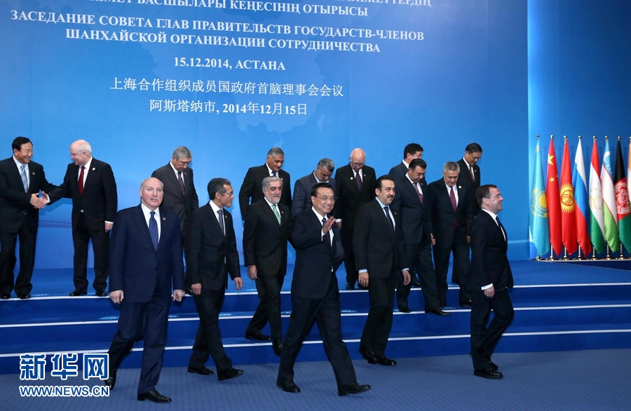 12月15日，中國國務(wù)院總理李克強(qiáng)在阿斯塔納出席上海合作組織成員國政府首腦理事會(huì)第十三次會(huì)議。 新華社記者 龐興雷 攝