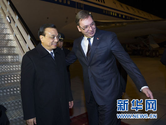 12月15日，國務院總理李克強抵達貝爾格萊德，出席中國－中東歐國家領導人會晤并正式訪問塞爾維亞，塞爾維亞總理武契奇到機場迎接。新華社記者 黃敬文 攝