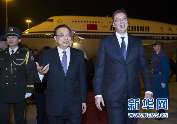 12月15日，國務院總理李克強抵達貝爾格萊德，出席中國－中東歐國家領導人會晤并正式訪問塞爾維亞，塞爾維亞總理武契奇到機場迎接。新華社記者 黃敬文 攝