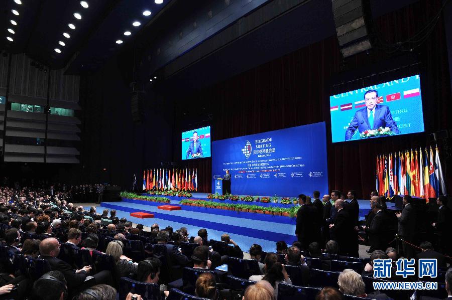 12月16日，國務(wù)院總理李克強在貝爾格萊德與中東歐國家領(lǐng)導人共同出席中國－中東歐國家第四屆經(jīng)貿(mào)論壇開幕式并致辭。 新華社記者 饒愛民攝 
