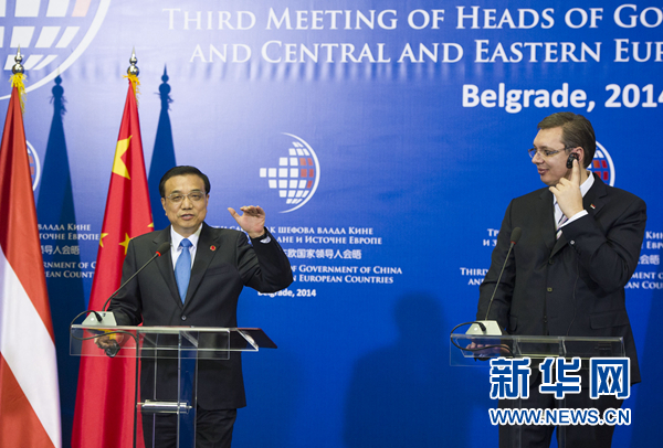 12月16日，國(guó)務(wù)院總理李克強(qiáng)在貝爾格萊德出席第三次中國(guó)-中東歐國(guó)家領(lǐng)導(dǎo)人會(huì)晤后，與塞爾維亞總理武契奇共同會(huì)見記者。 新華社記者黃敬文 攝