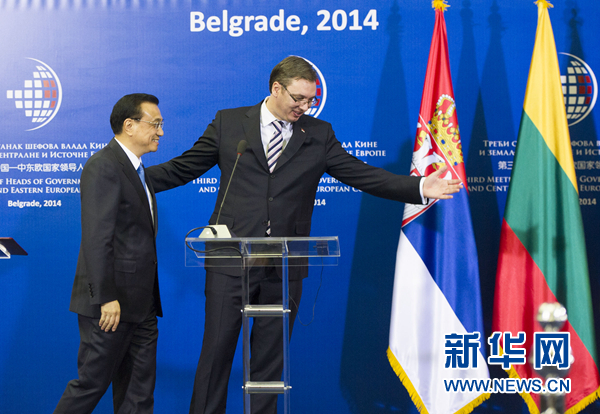 12月16日，國(guó)務(wù)院總理李克強(qiáng)在貝爾格萊德出席第三次中國(guó)-中東歐國(guó)家領(lǐng)導(dǎo)人會(huì)晤后，與塞爾維亞總理武契奇共同會(huì)見記者。 新華社記者黃敬文 攝