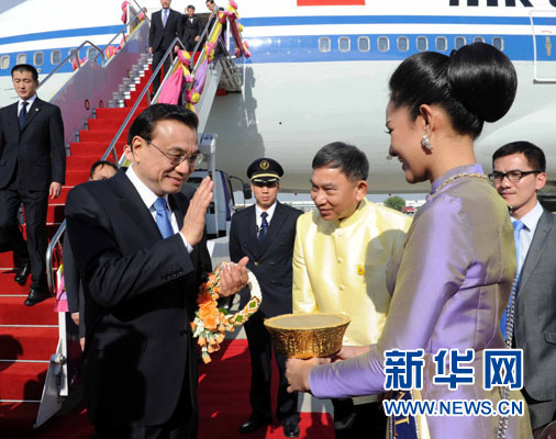 12月19日，中國國務(wù)院總理李克強抵達(dá)曼谷，出席大湄公河次區(qū)域經(jīng)濟合作領(lǐng)導(dǎo)人第五次會議。新華社記者饒愛民攝