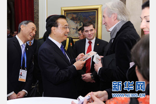 12月18日，中國國務院總理李克強在貝爾格萊德市政廳接受&ldquo;貝爾格萊德榮譽市民&rdquo;證書，塞爾維亞總理武契奇陪同出席。隨后，李克強同塞各界知名人士親切會見并互動交流。這是李克強同電影《瓦爾特保衛(wèi)薩拉熱窩》的演員薩馬爾季奇親切交談。新華社記者 饒愛民 攝