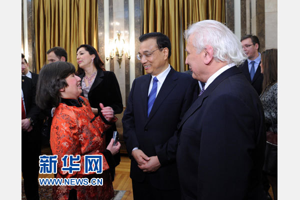 12月18日，中國國務院總理李克強在貝爾格萊德市政廳接受&ldquo;貝爾格萊德榮譽市民&rdquo;證書，塞爾維亞總理武契奇陪同出席。隨后，李克強同塞各界知名人士親切會見并互動交流。這是李克強同漢學家波普&mdash;采尼奇夫婦親切交談。新華社記者 饒愛民 攝